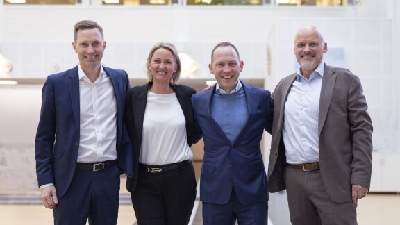 The partnership agreement is signed. From left: Aker Solutions EVP Life Cycle, Paal Eikeseth; CEO of StS-ISONOR AS, Ingrid Solheim; Vår Energi's COO, Torger Rød; and Geir Myhre, Managing Director of Honeywell Process Solutions. Photo: Vår Energi