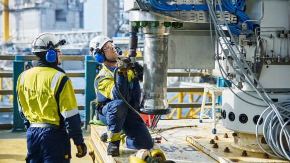 picture of Aker Solution workers on Ekofisk