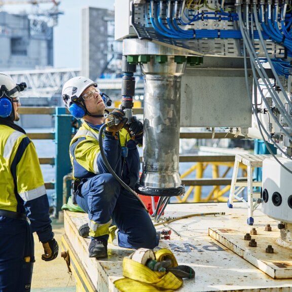 picture of Aker Solution workers on Ekofisk